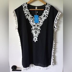 Black and White Embroidered Tunic Size XS NWT